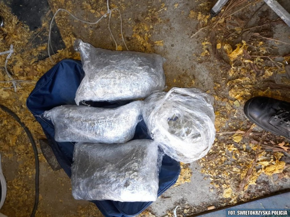 Policjanci przejęli kilogramy narkotyków i tysiące papierosów. Zatrzymano cztery osoby