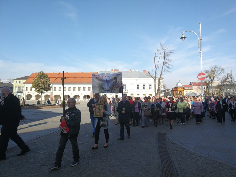 [FOTO] Niosąc Maryję i Chrystusa w sercu, szli ulicami Kielc