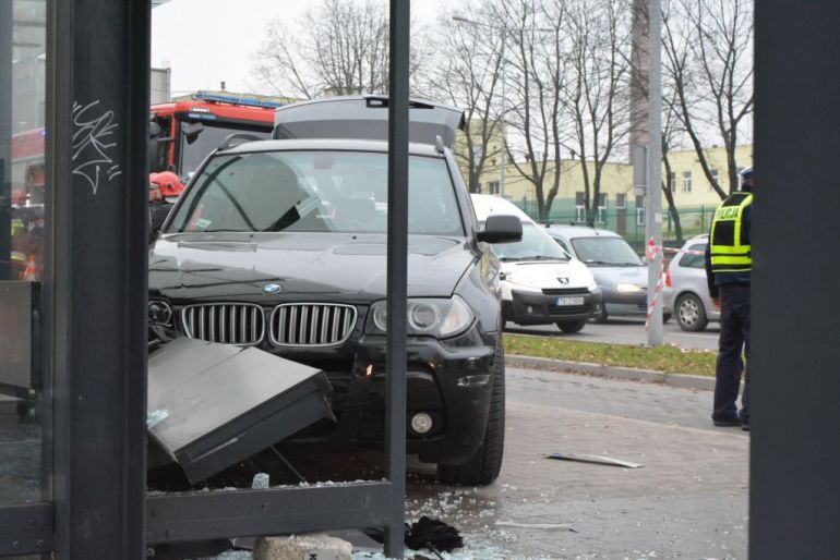 Wypadek na przystanku autobusowym