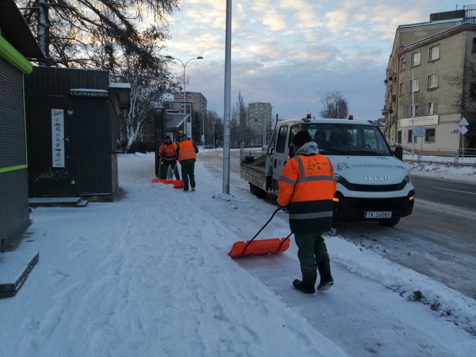 Na krajowych i miejskich drogach pracuje zimowy sprzęt