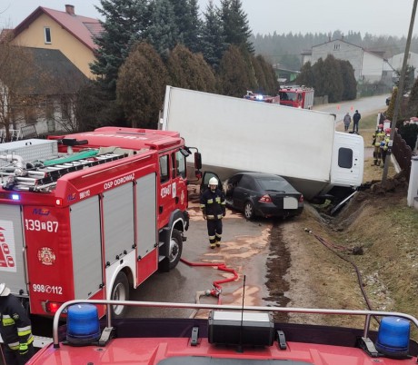 Ciężarówka przewróciła się na samochód. 21 strażaków w akcji