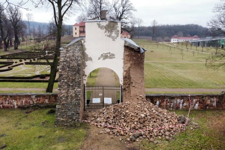 Runęła część Bramy Jana III Sobieskiego w Podzamczu Chęcińskim