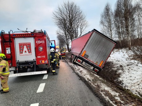 Utrudnienia na drodze. Ciężarówka w rowie