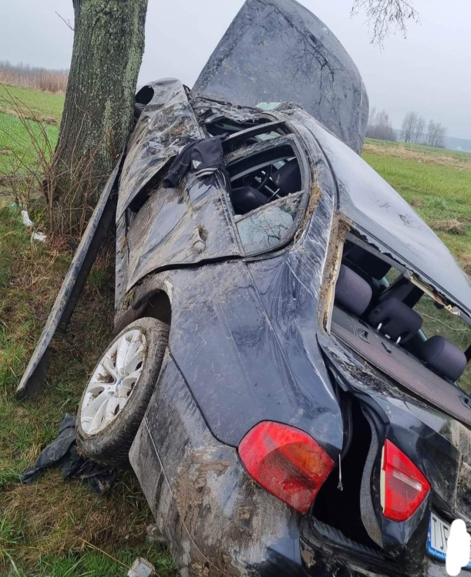Kierowca uderzył w drzewo. Trafił do szpitala