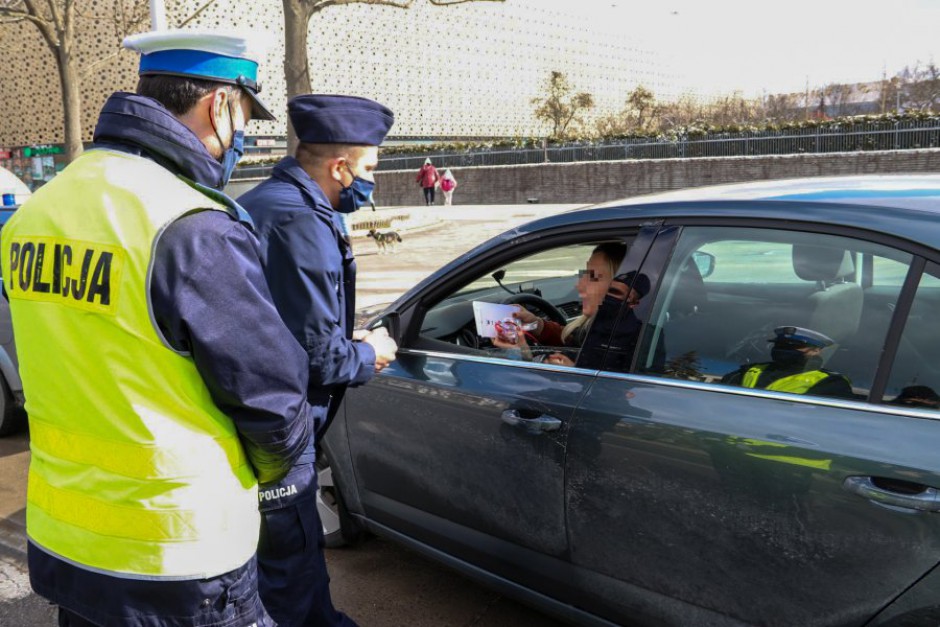 Z okazji Dnia Kobiet policjanci wręczą upominek i zaproszenie na badania