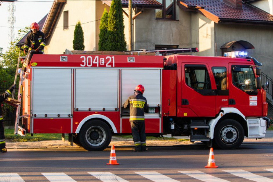 Wypadek w lesie. Przewrócił się ciągnik z mężczyzną w środku