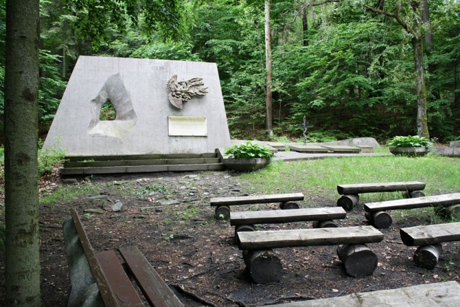 Pomnik Straceń zdewastowany