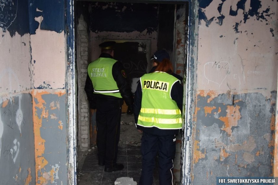 Kolejne patrole pustostanów. Bezdomni dostali pomoc na czas