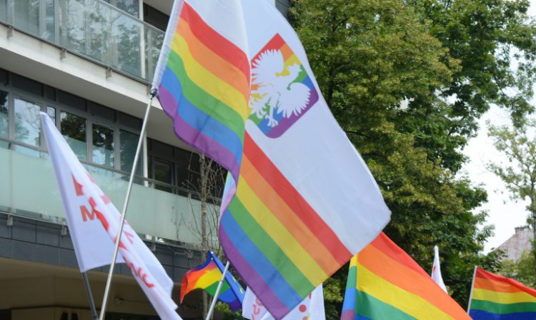 [AKTUALIZACJA] Na paradzie LGBT sprofanowano barwy narodowe? Prokuratura zaczęła to ustalać