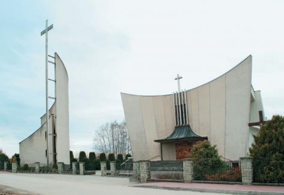 Biskup Kielecki Jan Piotrowski poświęcił kościół w Ratajach