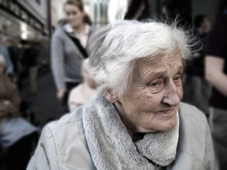 Liczba zakażeń koronawirusem rośnie. Czy pamiętamy o seniorach?