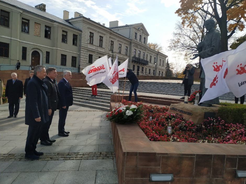 Władze województwa i parlamentarzyści oddali hołd bł. księdzu Jerzemu Popiełuszce i innym niezłomnym duchownym