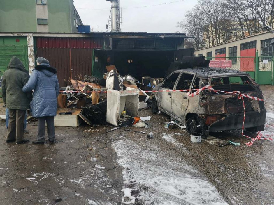 [FOTO] Przy ulicy Szczecińskiej spłonął garaż. W środku był samochód