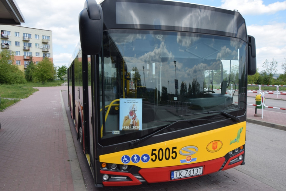 MPK świętuje rocznicę urodzin papieża. Autobusy z wizerunkiem świętego ruszyły na ulice