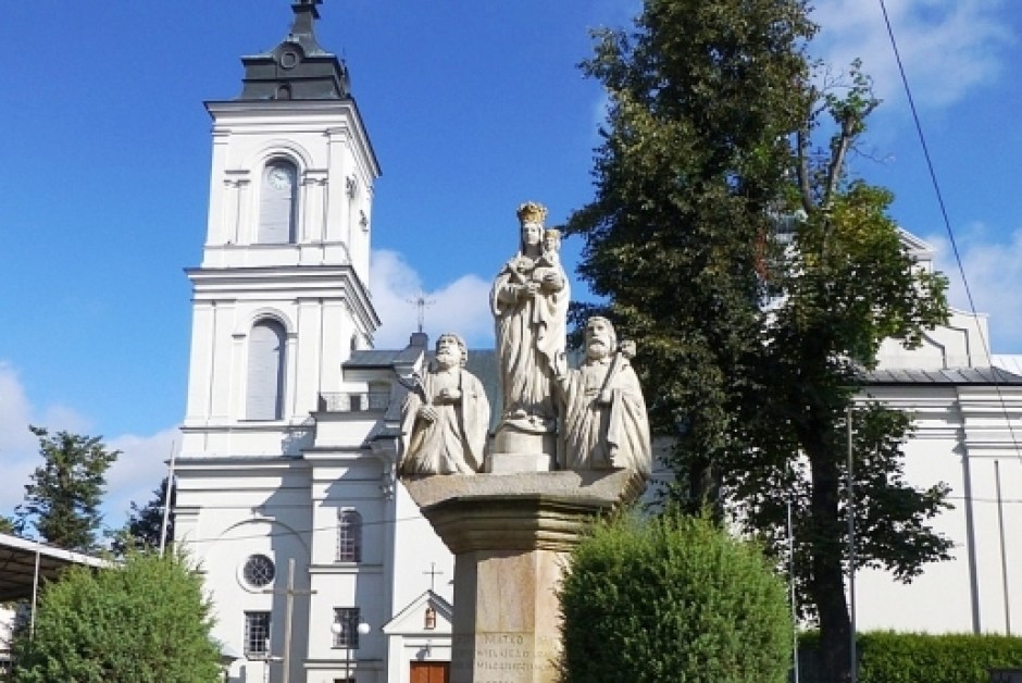 Biskup Andrzej Kaleta błogosławił dzieci we Włoszczowie