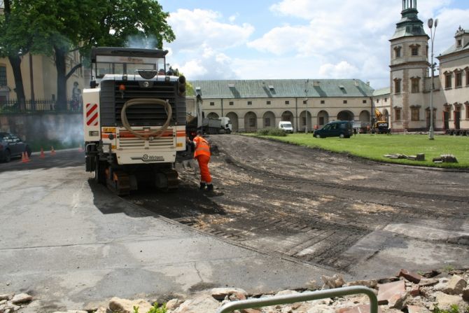 Ruszyły prace budowlane przy placu Pałacu Biskupów Krakowskich w Kielcach