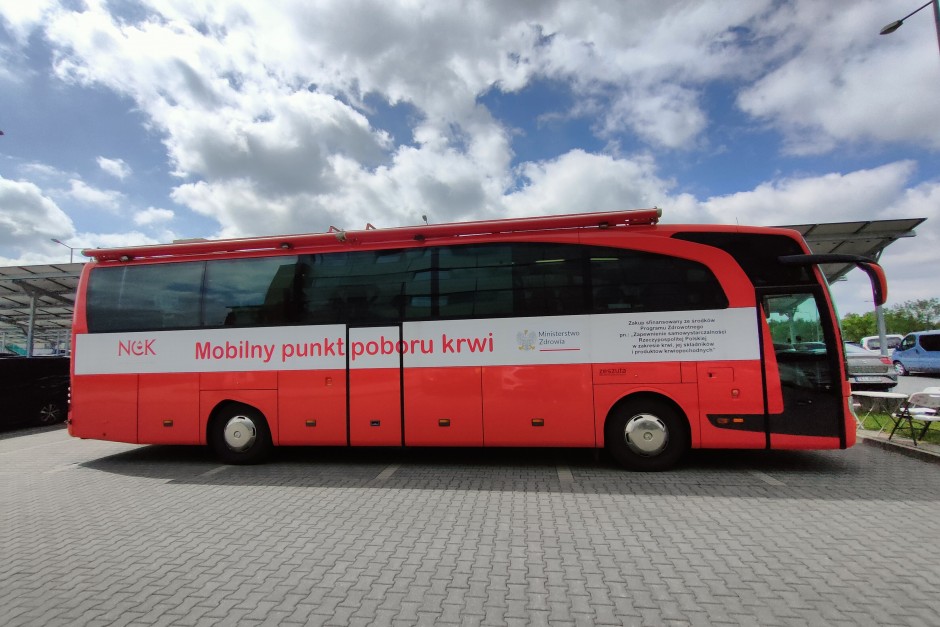 Mobilna klinika Regionalnego Centrum Krwiodawstwa i Krwiolecznictwa w trasie