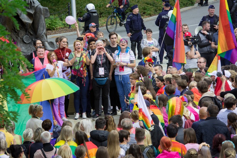 [VIDEO] Nie pojechała wczoraj na ślub własnego brata, bo wolała... marsz LGBT