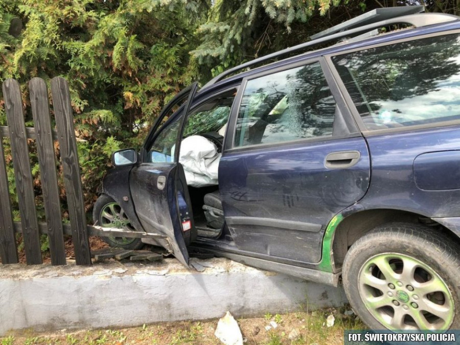 [WIDEO] Volvo na płocie, a kierowca pod wpływem narkotyków