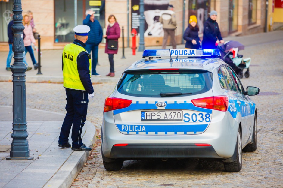 Policyjna eskorta dla rannego mężczyzny. Zranił się piłą elektryczną