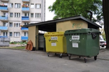 Podpalacz wiaty śmietnikowej w rękach policjantów