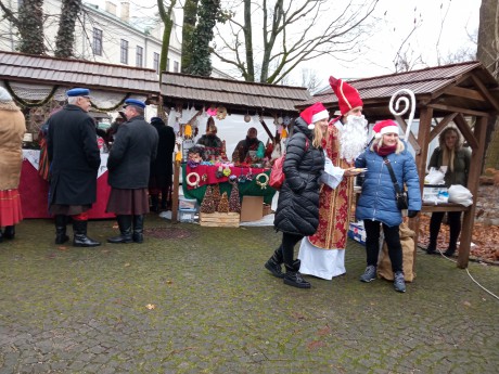 Wystawa i kiermasz w Dworku Laszczyków. Jest w czym wybierać