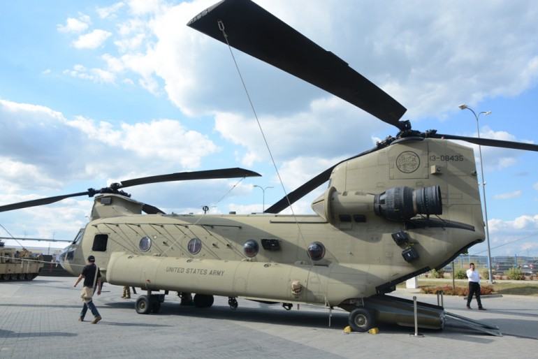 [FOTO] Śmigłowiec Chinook na Salonie Obronnym. Ogromna maszyna robi wrażenie!