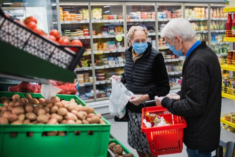 Godziny dla seniorów. Spełniają swoją funkcję?