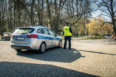 Wieczorne hałasy przy ulicy Słonecznej. Policjanci zatrzymali dwie osoby