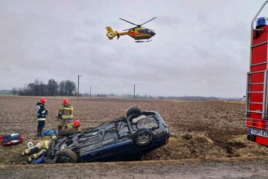 Dachowanie na drodze krajowej nr 74. W akcji śmigłowiec Lotniczego Pogotowia Ratunkowego