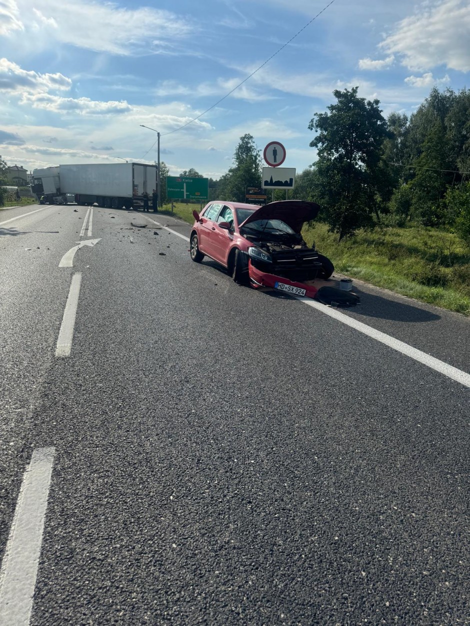Zderzenie auta osobowego i ciężarówki w Górnie