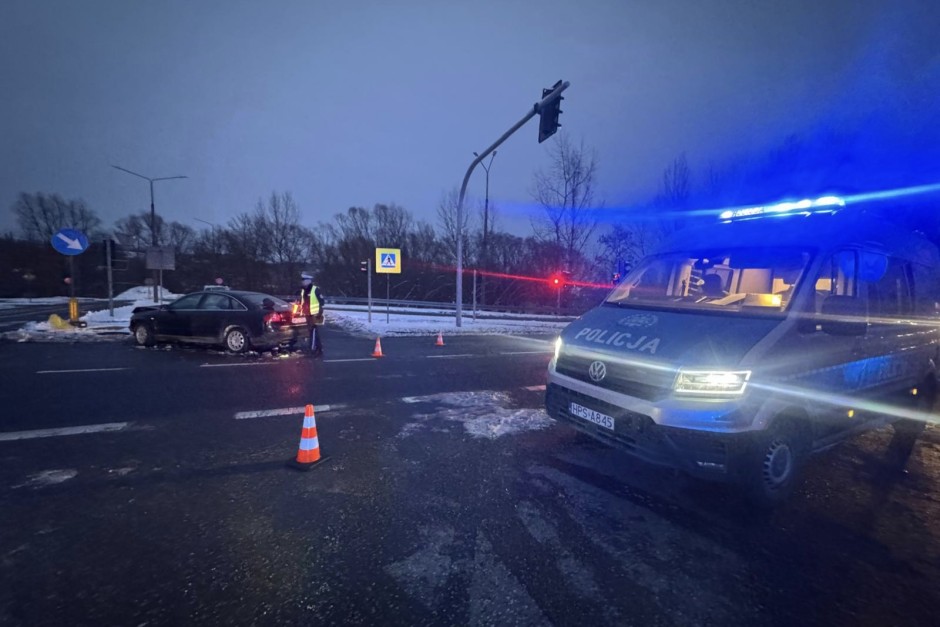 Wypadek na skrzyżowaniu. Dwie osoby w szpitalu