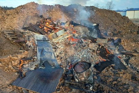 Ognisko pełne beczek i starych mebli. Właściciel śmieci z mandatem