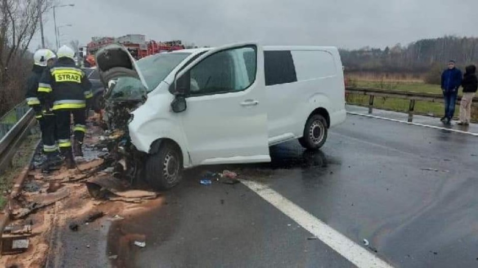 Poważny wypadek w powiecie ostrowieckim. Cztery osoby ranne
