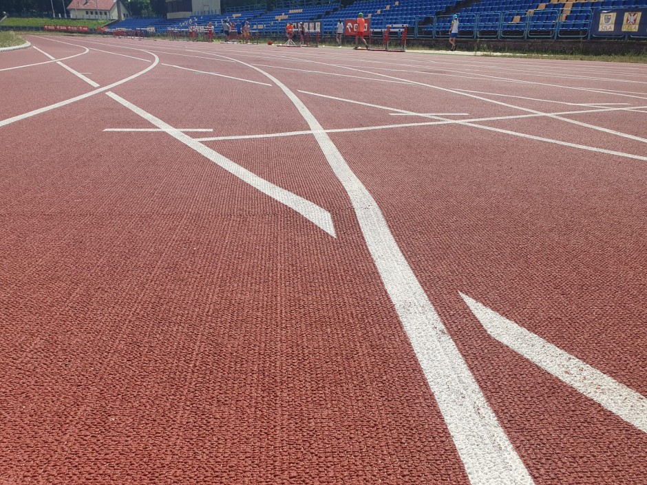 Na stadionie bez zmian. Czwarty i szósty tor nie nadają się do użytku. Zlecono badania