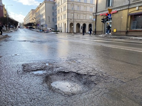 Dziur jak w serze szwajcarskim. Albo i więcej