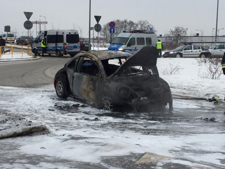 Na rondzie przy ulicy bpa Jaworskiego spłonął samochód