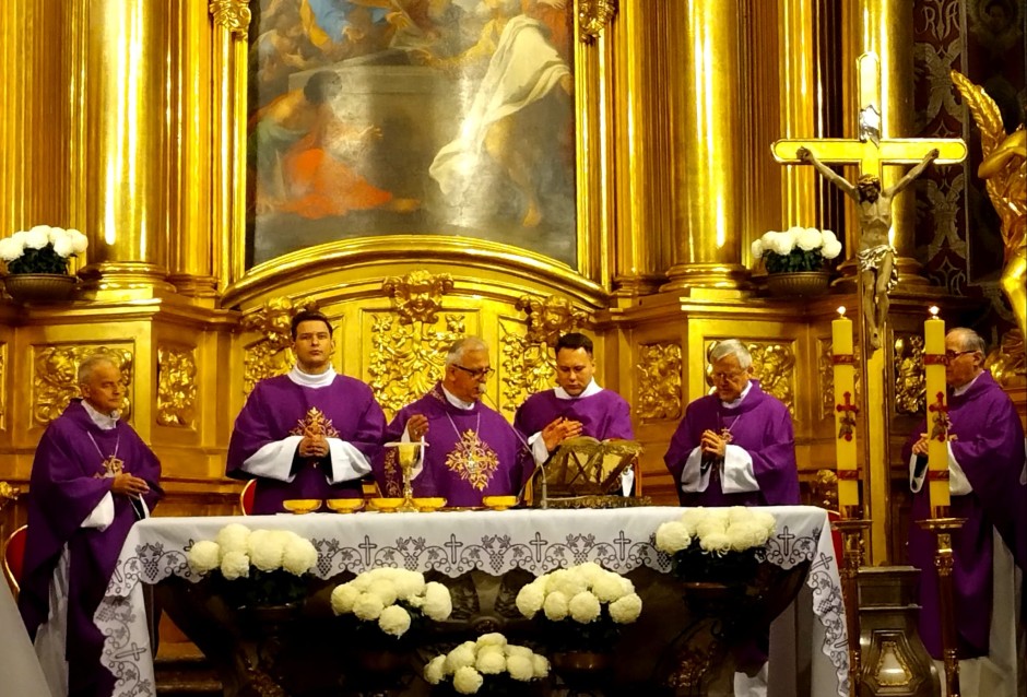 Biskup Jan Piotrowski modlił się za zmarłych Pasterzy naszego Kościoła