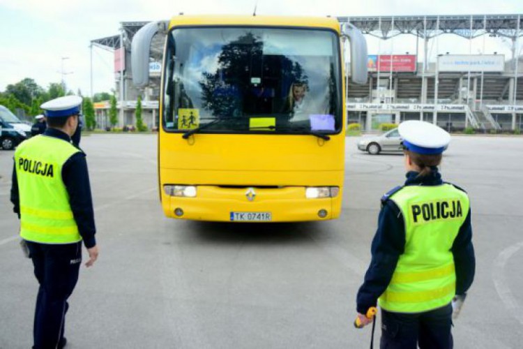 Policja skontroluje autokary