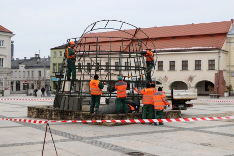 Na kieleckim rynku rozpoczął się montaż choinki