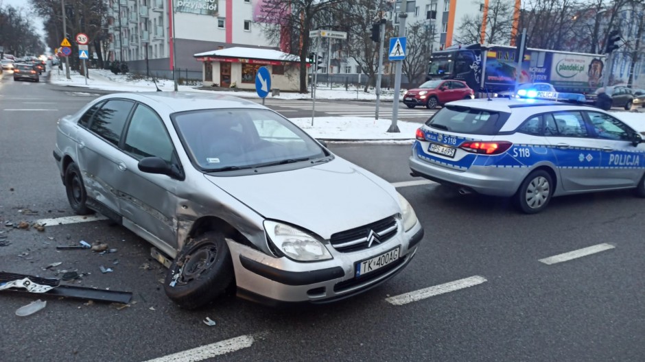 Kolizja na skrzyżowaniu, utrudnienia w ruchu