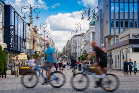 Samochodem lub na dwóch kółkach przez Sienkiewkę? Rowerem legalnie tylko krótki odcinek!