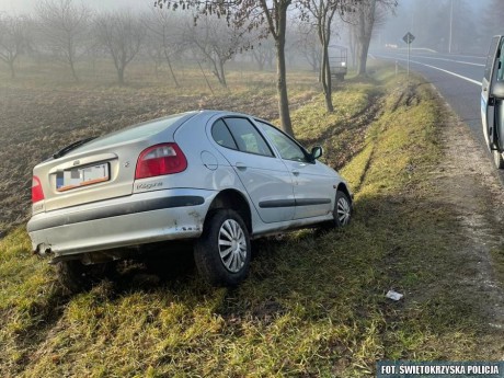 Ratownicy chcieli pomóc kierowcy. Zabrali mu kluczyki i wezwali policję