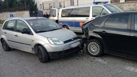 Uderzył w zaparkowany samochód. „Wydmuchał” trzy promile