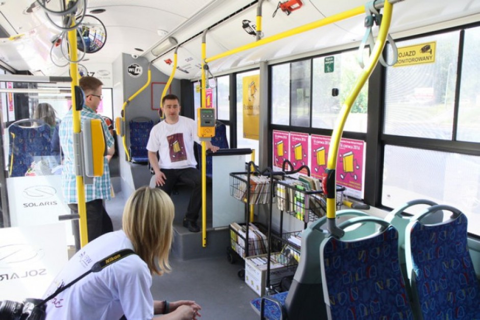 Regał z książkami w autobusie. Specjalna akcja na Święto Wolnych Książek