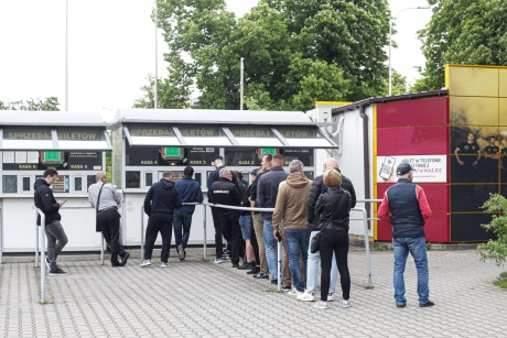 Biletów jeszcze więcej. Sponsorzy zrobili miejsce dla kibiców