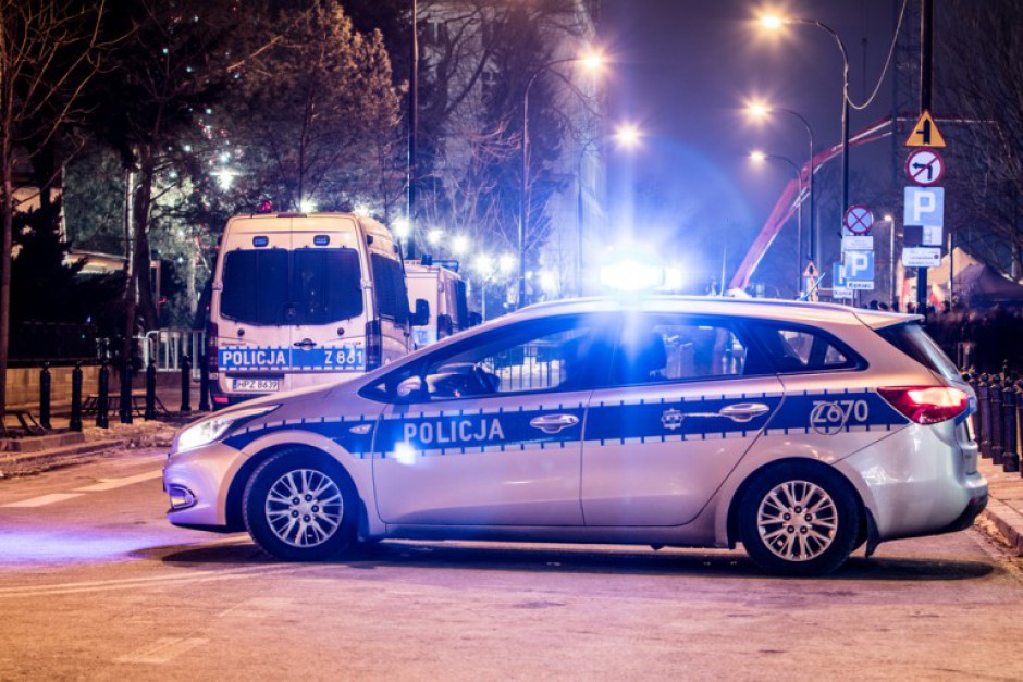 Zdemolował ogrodzenie i klatkę schodową. Chuligan w rękach policji