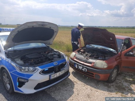 Samochód popsuł się na ruchliwej trasie. Pomogli policjanci