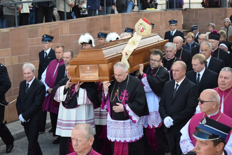 [FOTO] Rozpoczęły się uroczystości pogrzebowe ks. biskupa Kazimierza Ryczana
