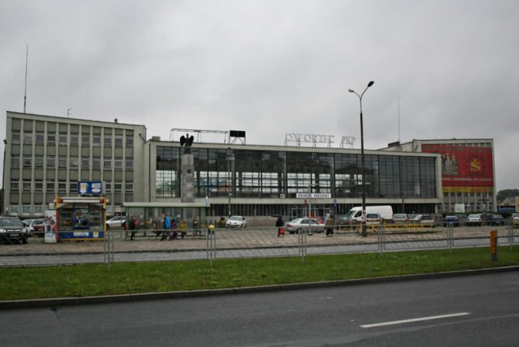 Co dalej z parkingiem przy dworcu? Rozmowy ciągną się bez końca